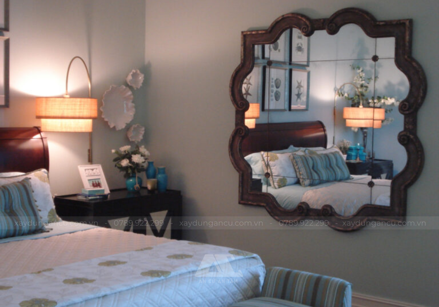 Tránh đặt giường đối diện gương