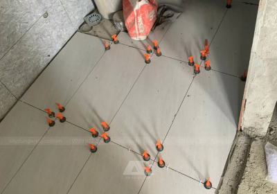 Vì sao nên sử dụng ke, nêm cân bằng trong thi công ốp lát gạch?